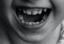 Gros plan sur une bouche d'enfant