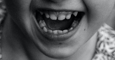 Gros plan sur une bouche d'enfant