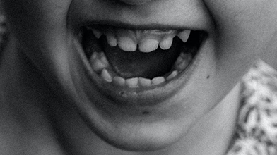 Gros plan sur une bouche d'enfant
