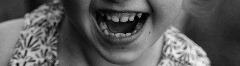 Gros plan sur une bouche d'enfant
